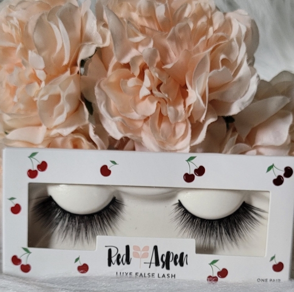 Red Aspen Picnic Date Reusable Silk Lashes - Picture 1 of 3